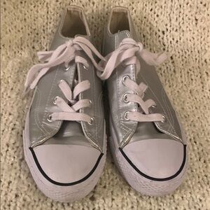 Airwalk women’s silver low cut sneakers, size 7.5.